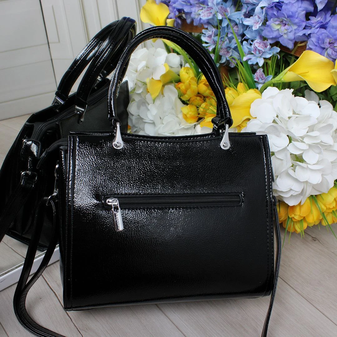 Жіноча сумка через плече для ділових зустрічей чорна лакована